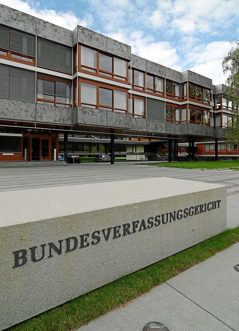 Bundesverfassungsgericht in Karlsruhe, Eingang zum Richtergebäude mit Schriftzug "Bundesverfassungsgericht".