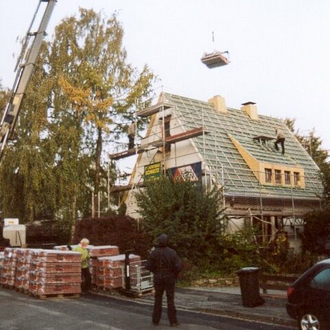 Auf einem Haus wird das Dach neu gedeckt. Foto mit Instagramfilter.